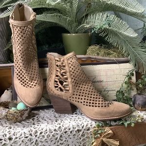 Coconuts by Matisse tan zip back lattice cut ankle booties size 9.5